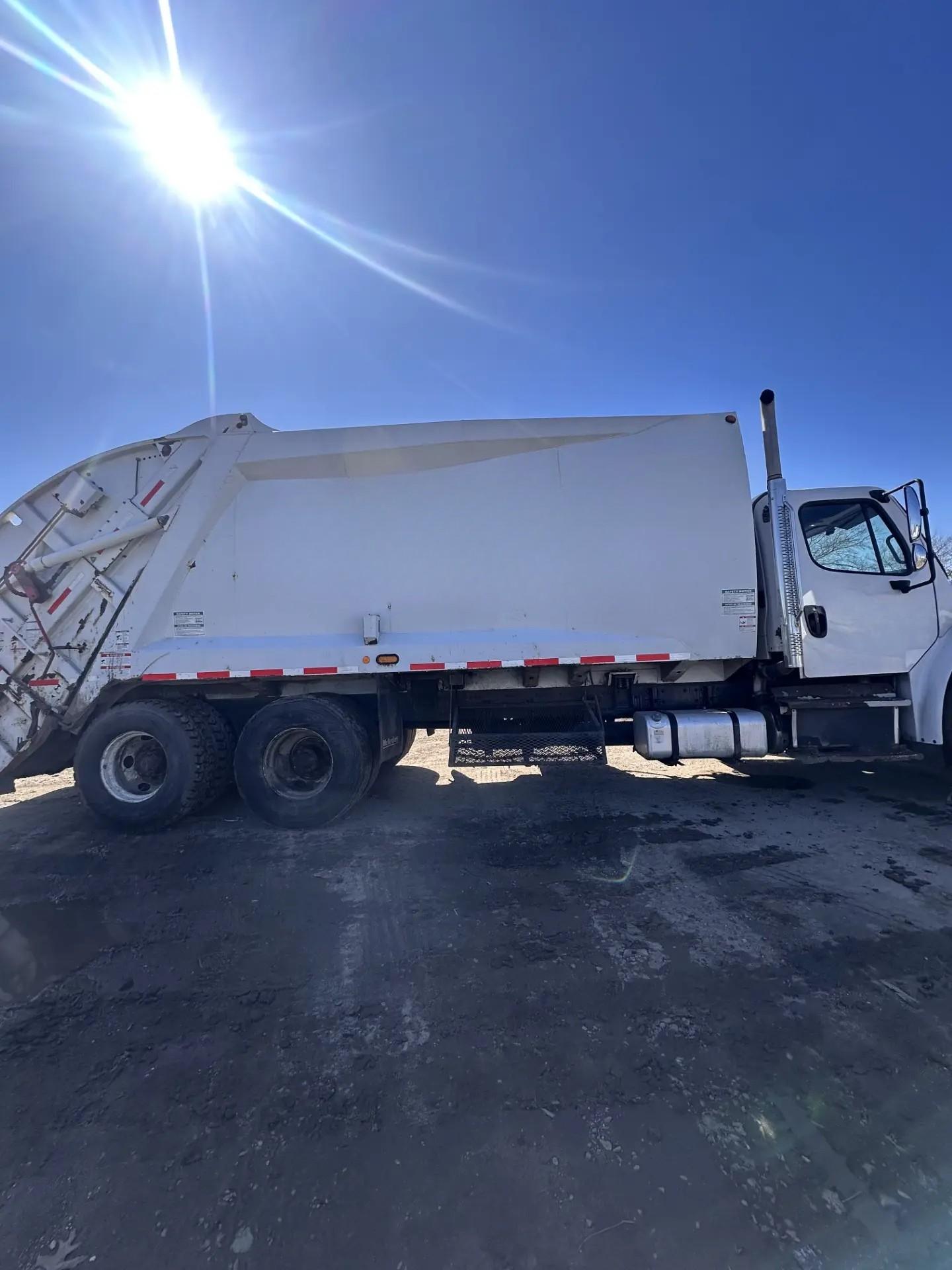 2018 Freightliner McNeilus Rear Loader - image 2