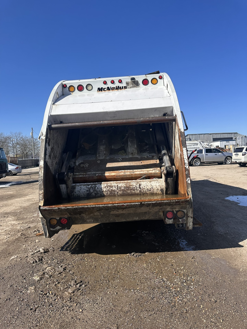 2018 Freightliner McNeilus Rear Loader — photo 6