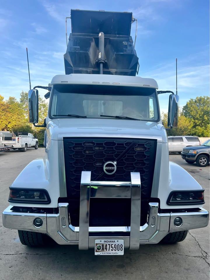 2024 Volvo 600 Dump Truck - image 3