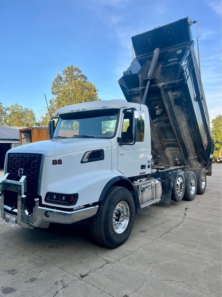 2024 Volvo 600 Dump Truck - image 2