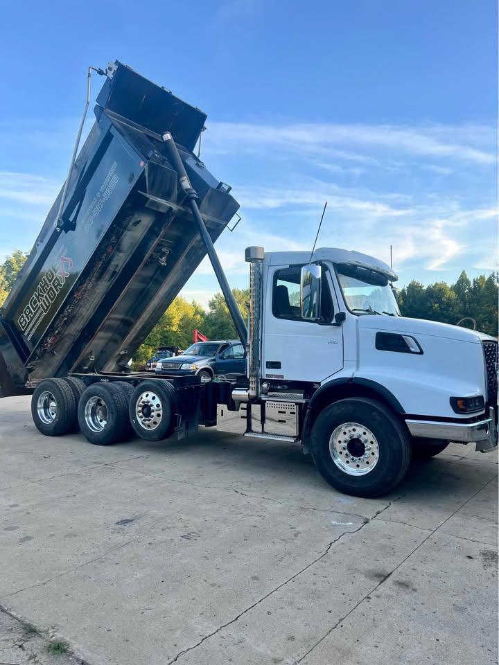 2024 Volvo 600 Dump Truck - image 1