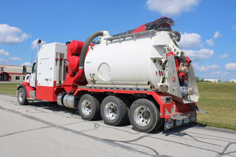 2024 Peterbilt Tornado Hydrovac — photo 8