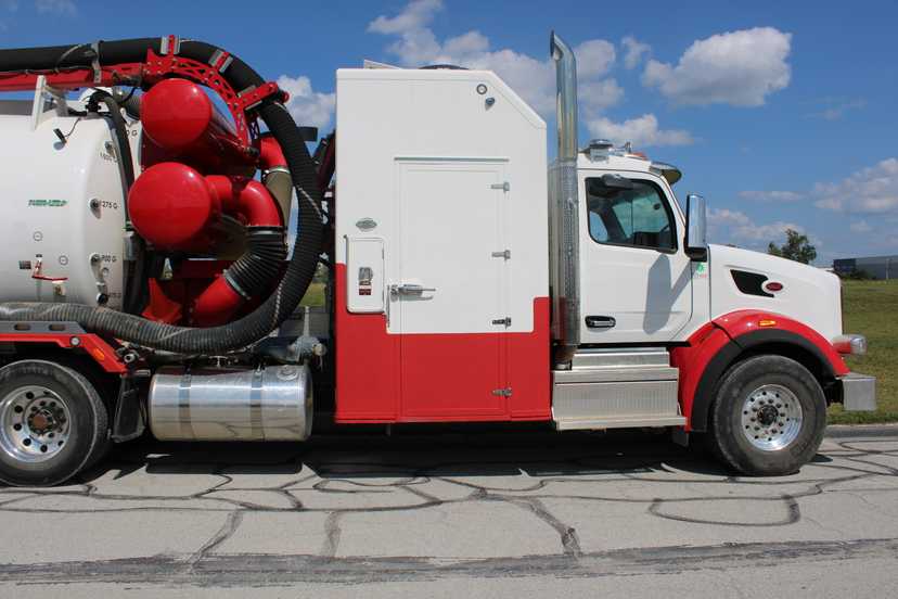 2024 Peterbilt Tornado Hydrovac — photo 2