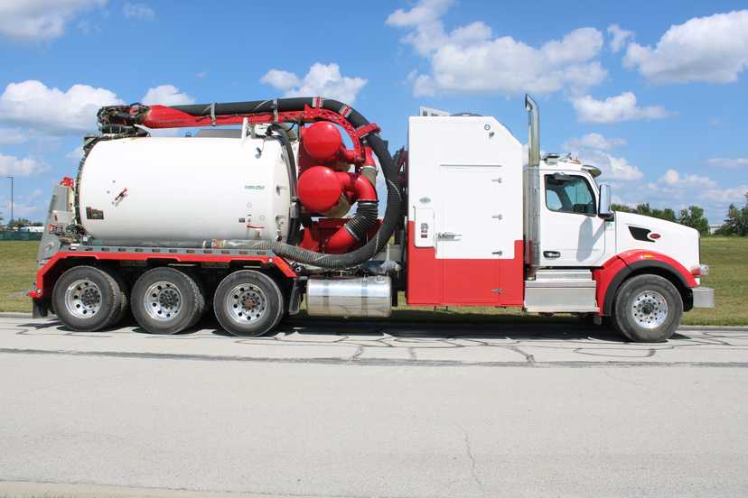 2024 Peterbilt Tornado Hydrovac — photo 3