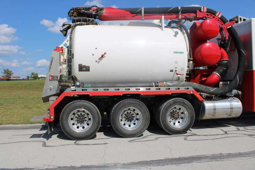 2024 Peterbilt Tornado Hydrovac — photo 6