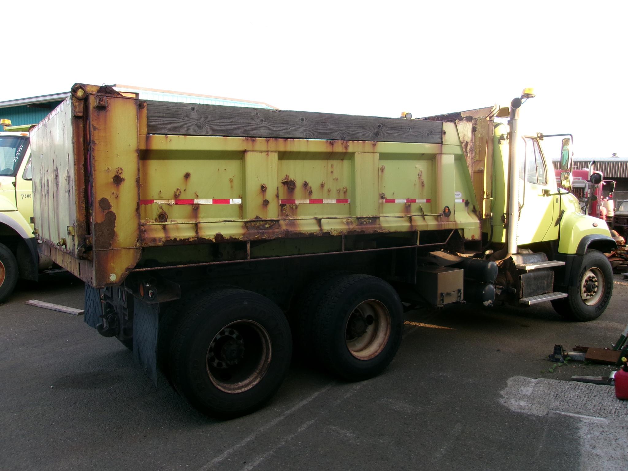 2016 Freightliner Dump Truck - image 4