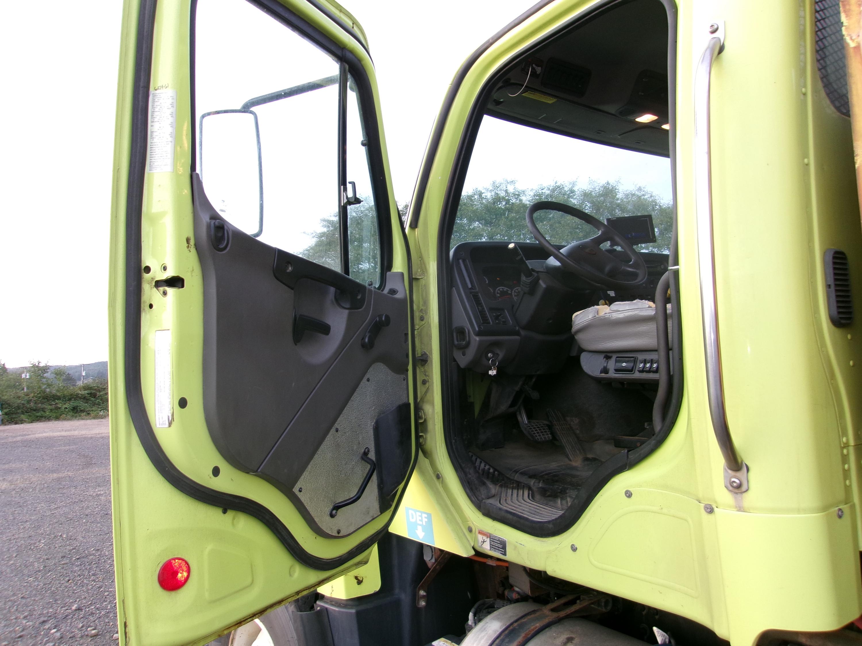 2016 Freightliner Dump Truck - image 9