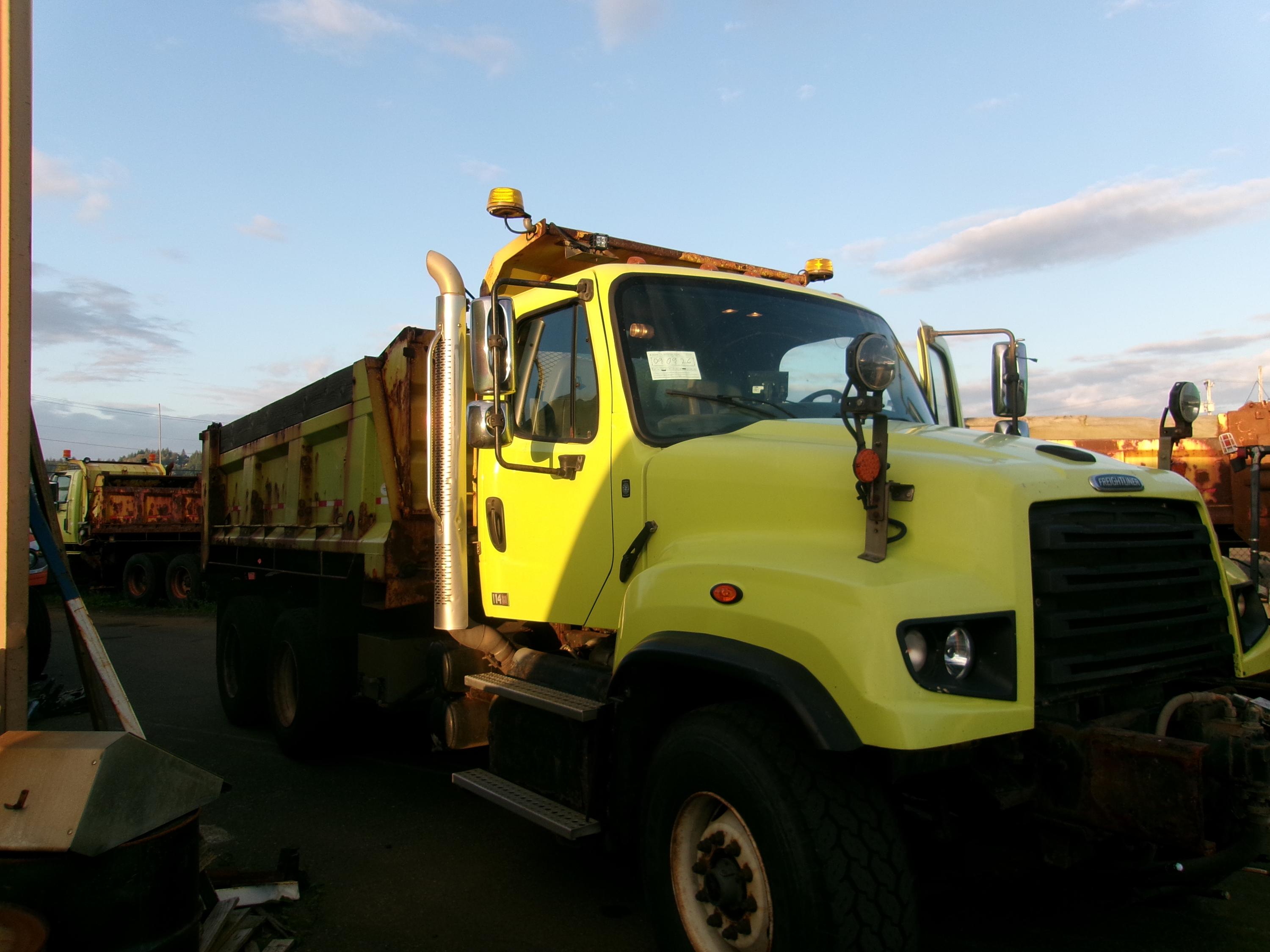 2016 Freightliner Dump Truck - image 2