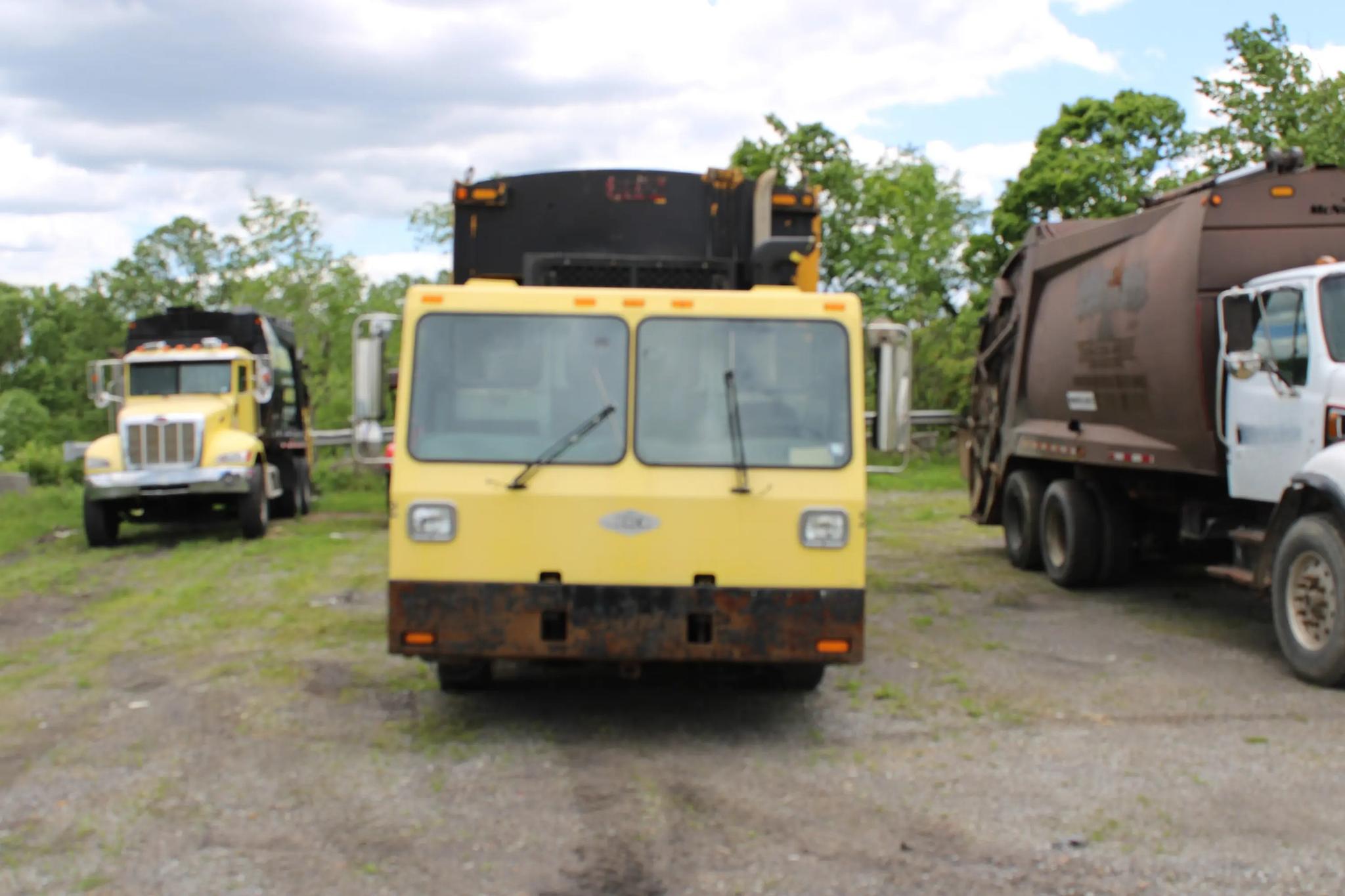 2010 CCC Heil Rear Loader - image 2