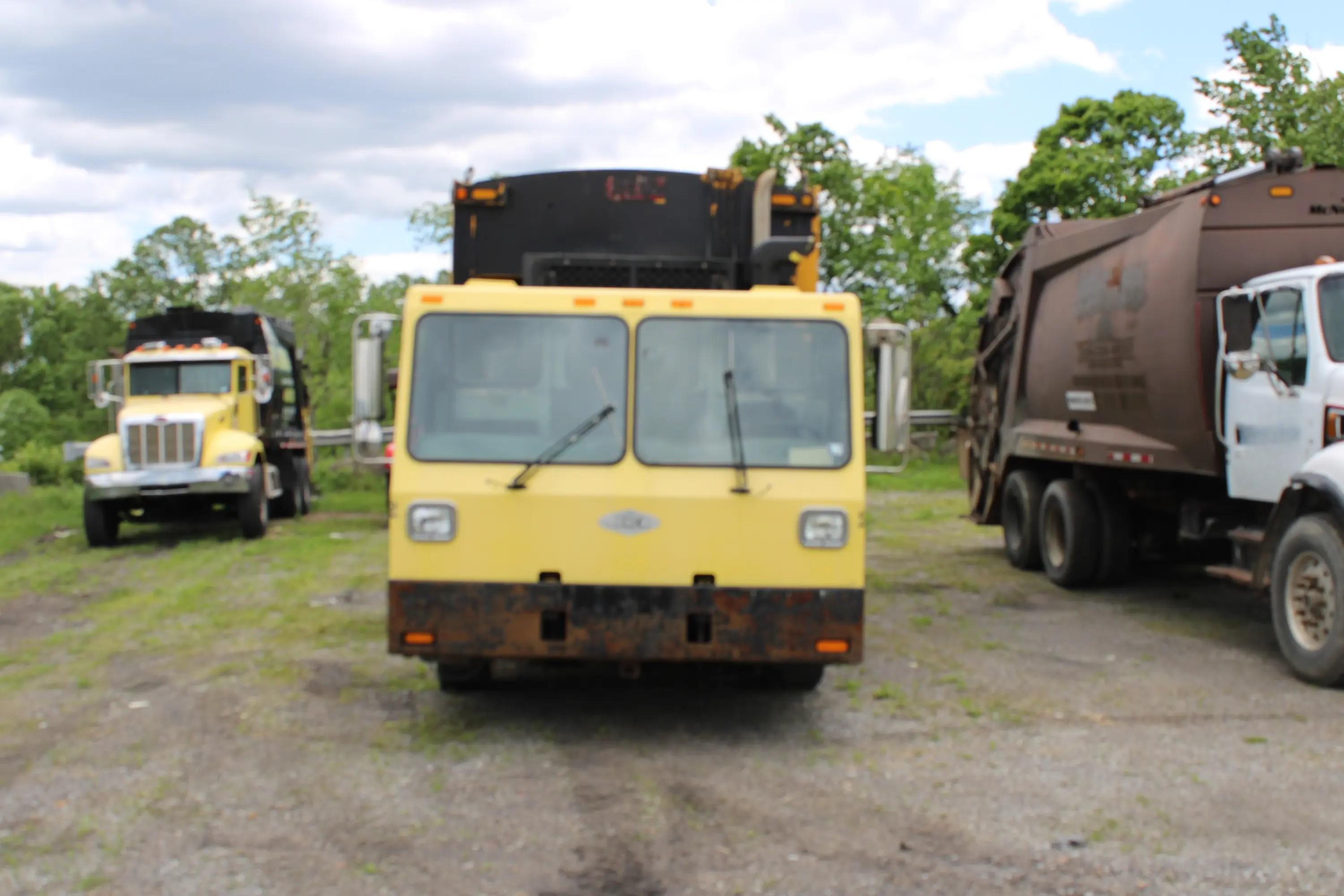 2010 CCC Heil Rear Loader - image 2