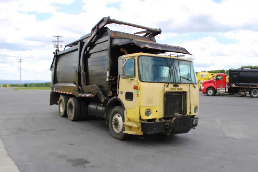2006 Autocar Heil Front Loader — photo 3