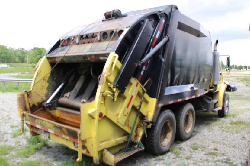 2007 Freightliner McNeilus Rear Loader — photo 6