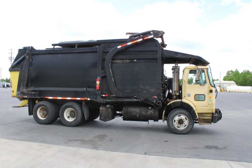 2005 Autocar Heil Front Loader — photo 5