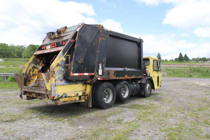 2010 CCC Heil Rear Loader — photo 5