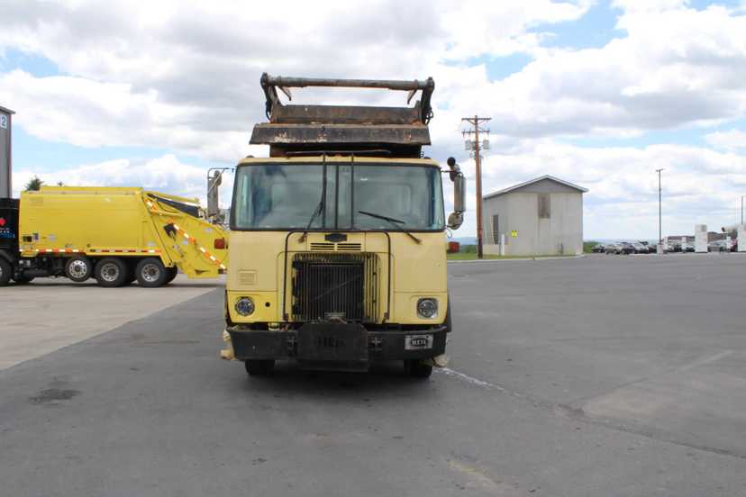 2006 Autocar Heil Front Loader — photo 2