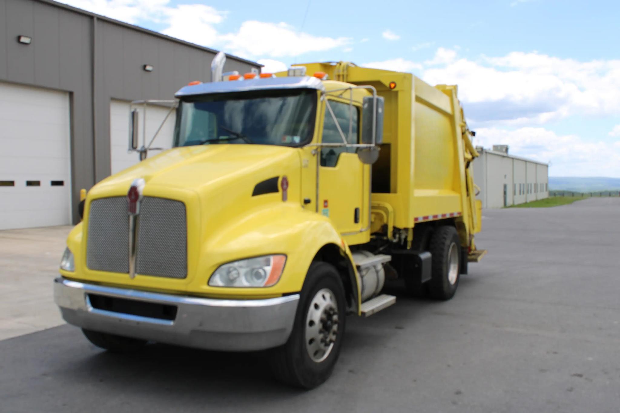 2018 Kenworth Pak-Mor Rear Loader - image 2