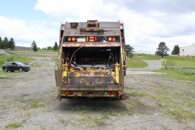 2010 CCC Heil Rear Loader — photo 6