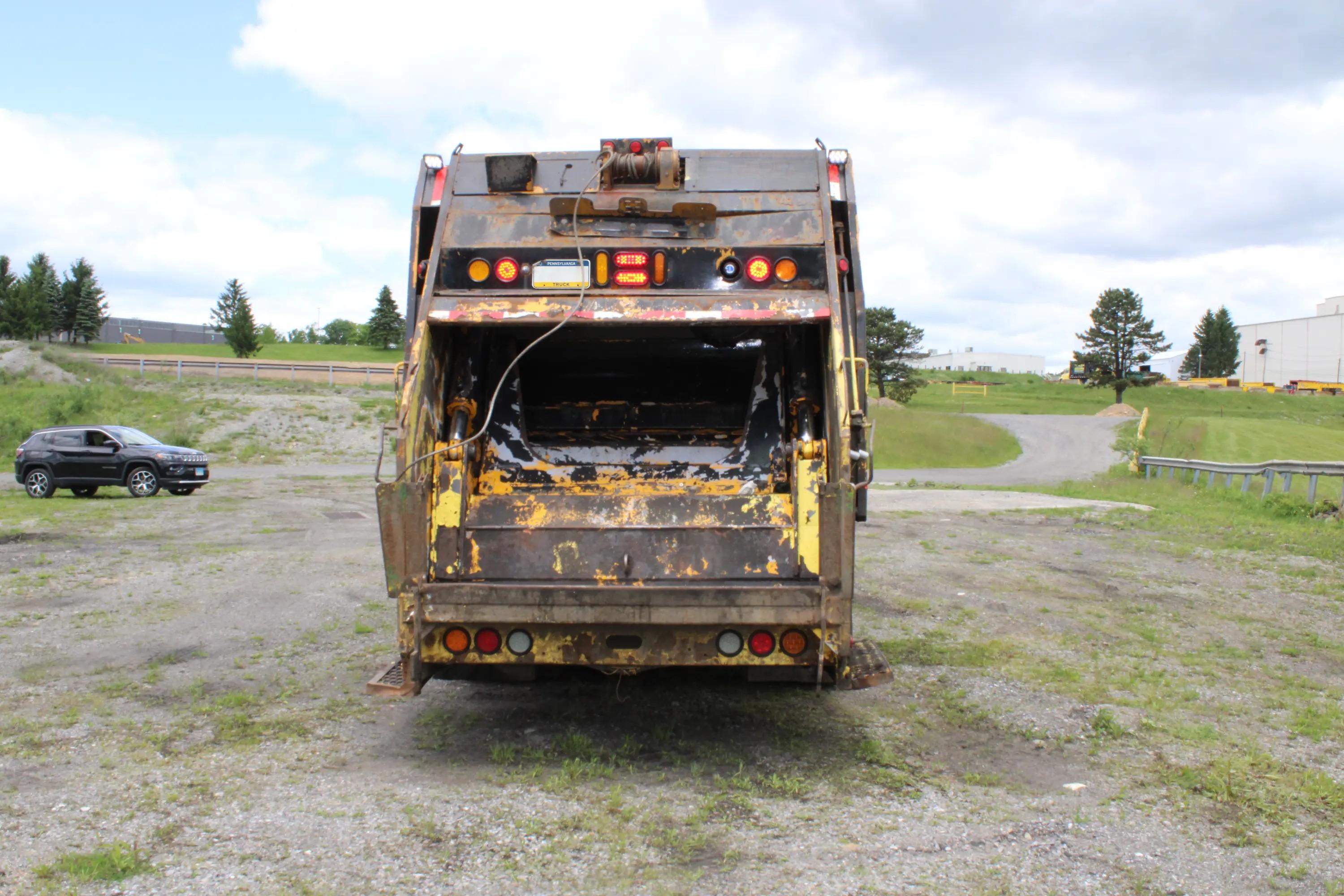 2010 CCC Heil Rear Loader - image 6