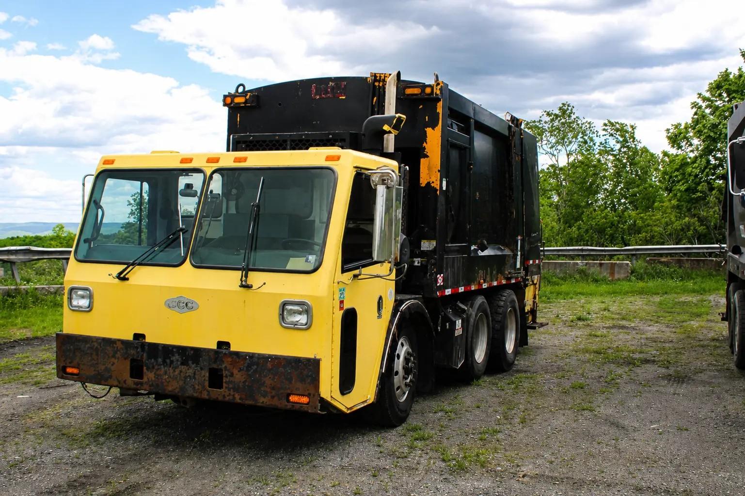 2010 CCC Heil Rear Loader - image 1