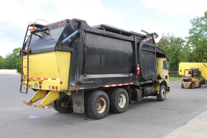 2005 Autocar Heil Front Loader — photo 6