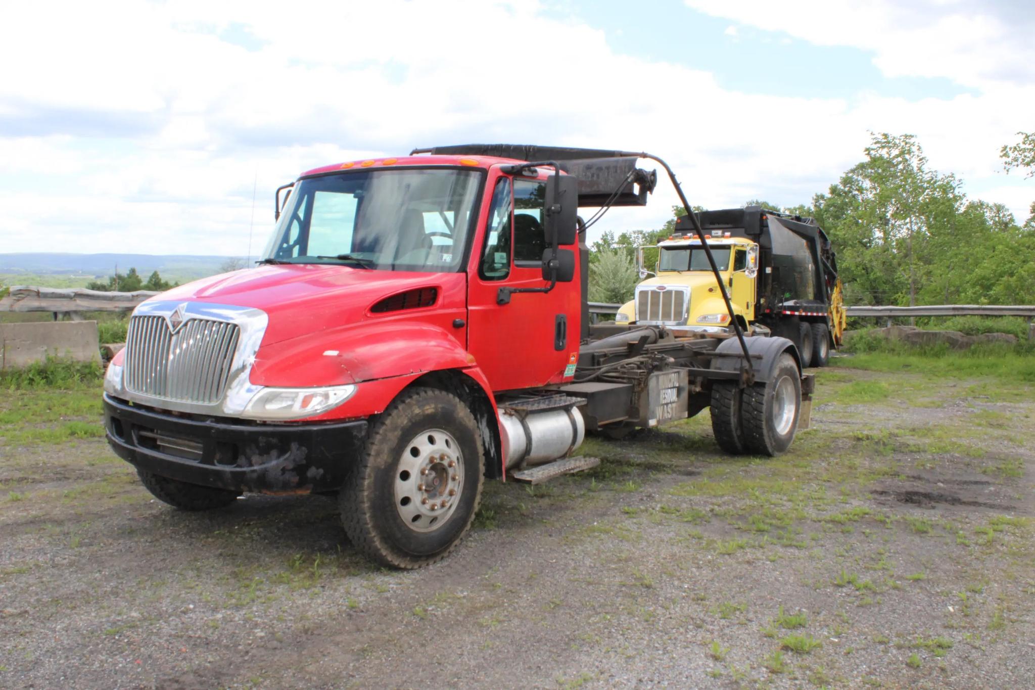 2004 International American Hooklift - image 1