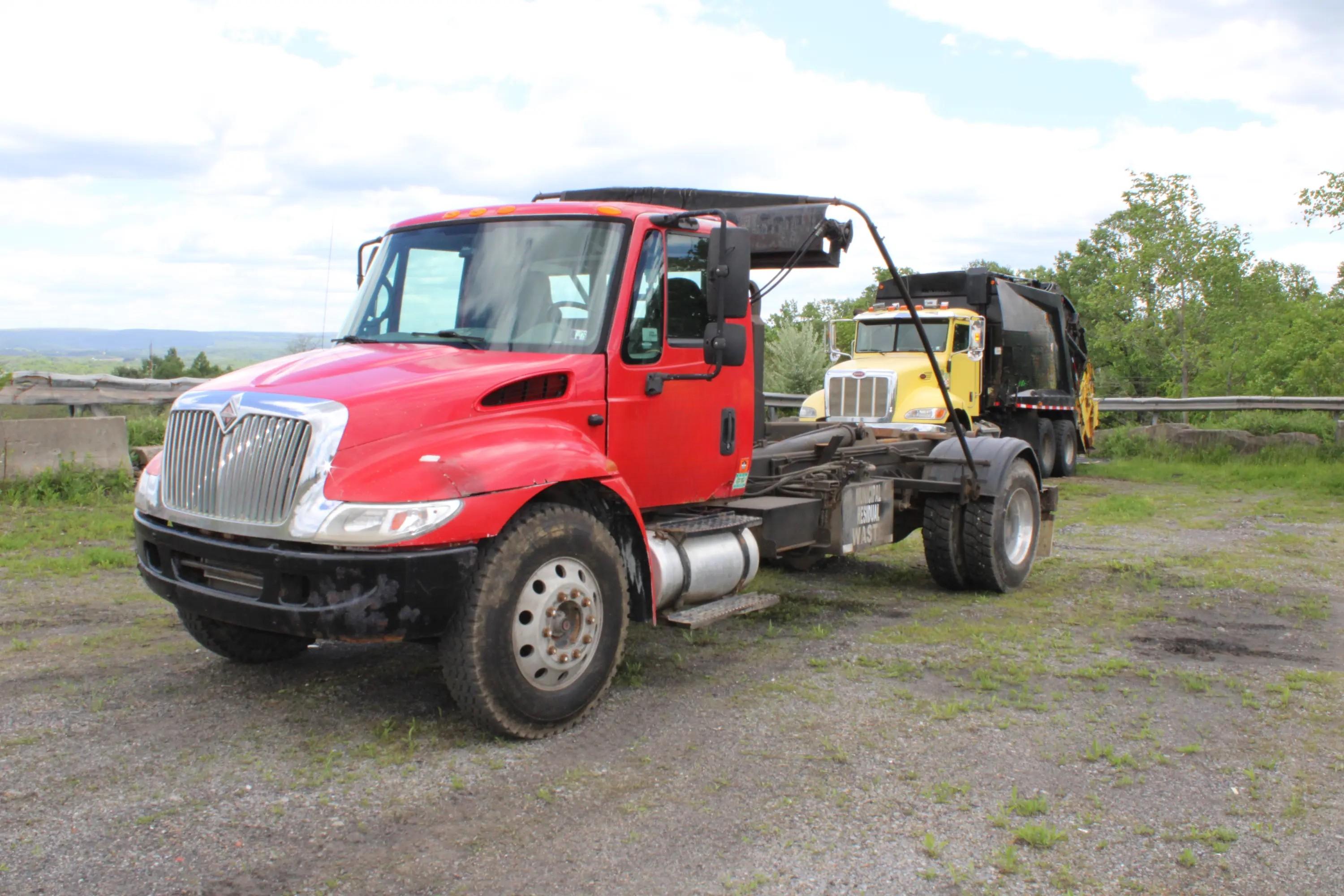 2004 International American Hooklift - image 1