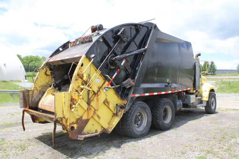 2008 Peterbilt McNeilus Rear Loader — photo 5