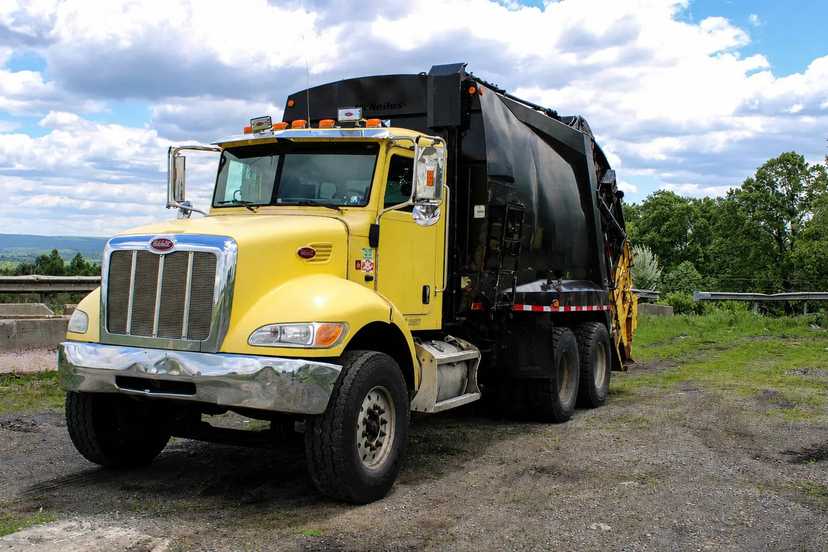 2008 Peterbilt McNeilus Rear Loader