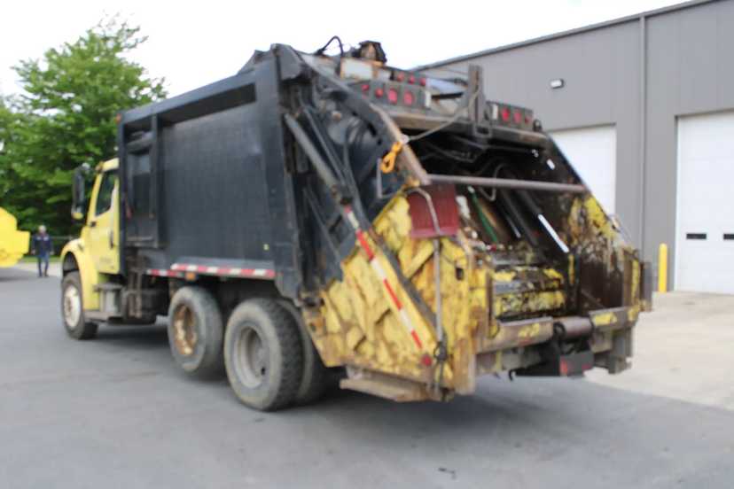 2009 Freightliner Heil Rear Loader — photo 8