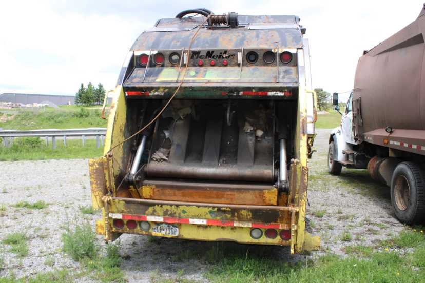 2007 Freightliner McNeilus Rear Loader — photo 7