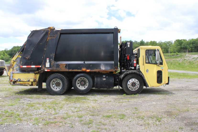 2010 CCC Heil Rear Loader — photo 4