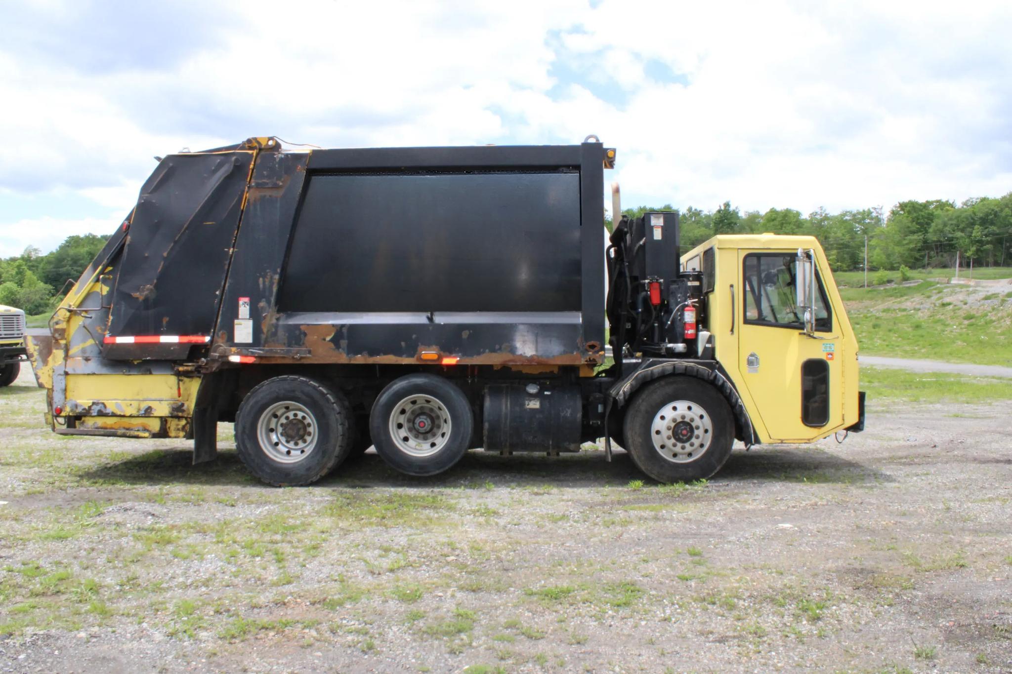 2010 CCC Heil Rear Loader - image 4