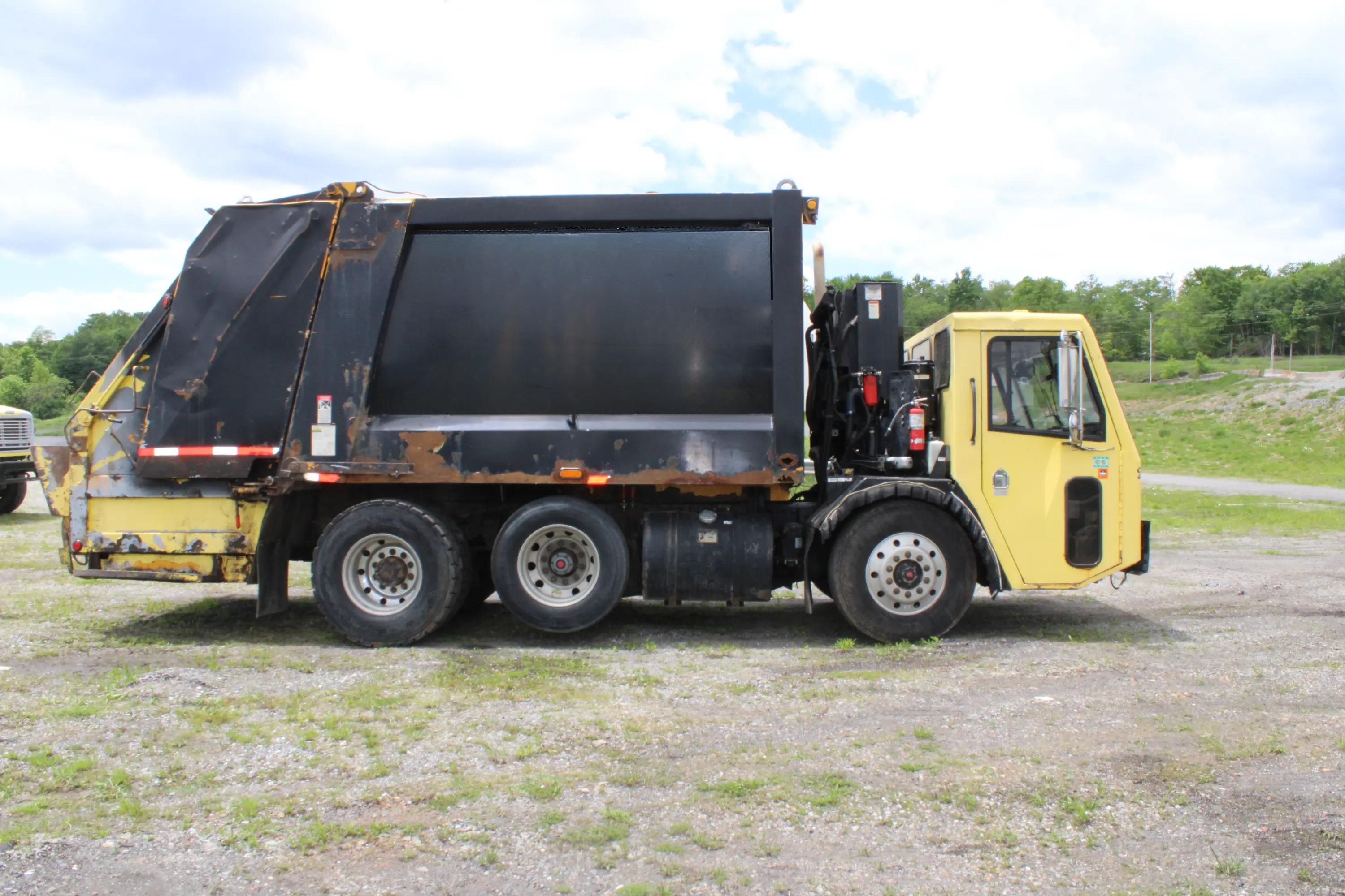 2010 CCC Heil Rear Loader - image 4