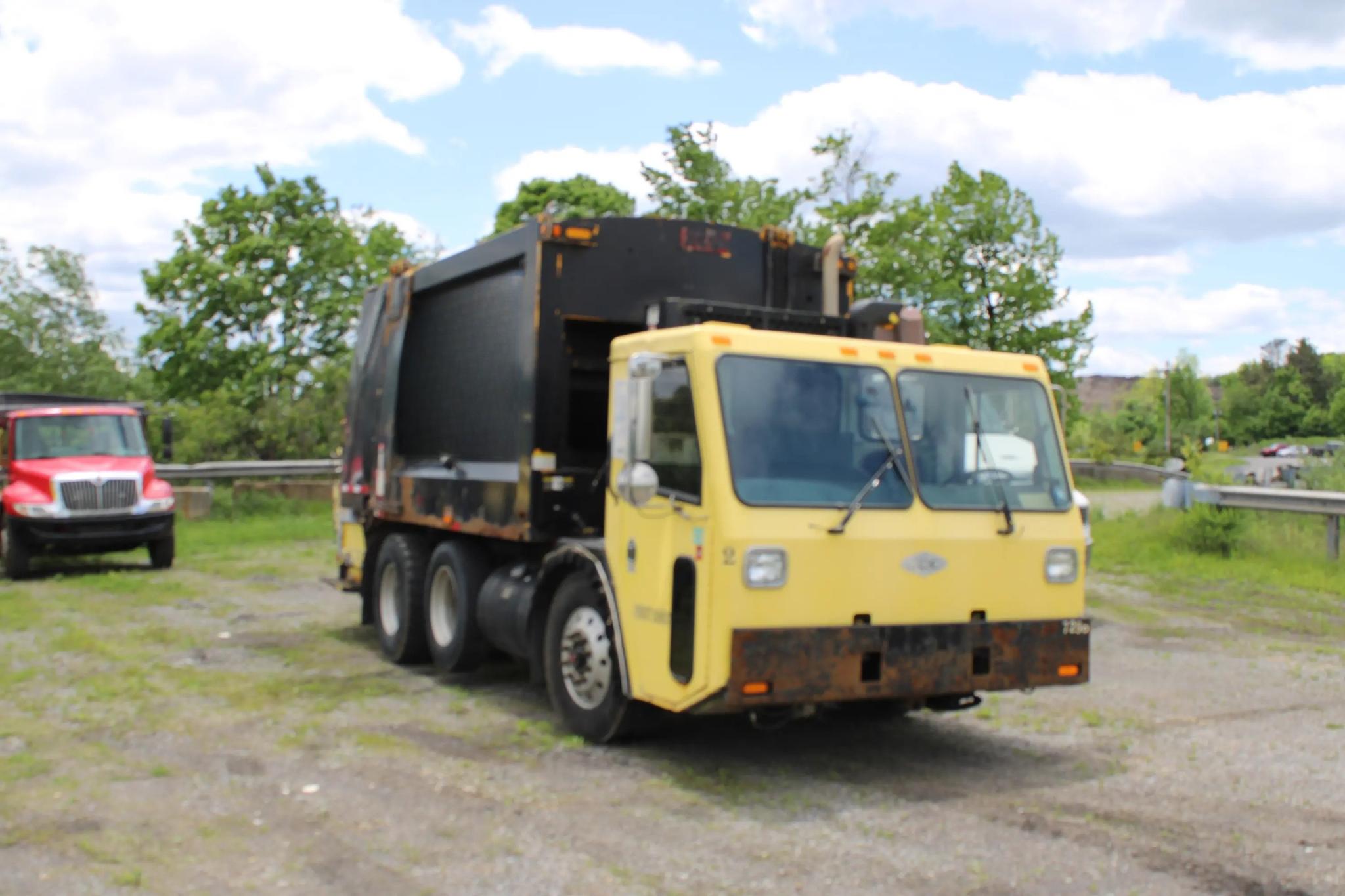2010 CCC Heil Rear Loader - image 3