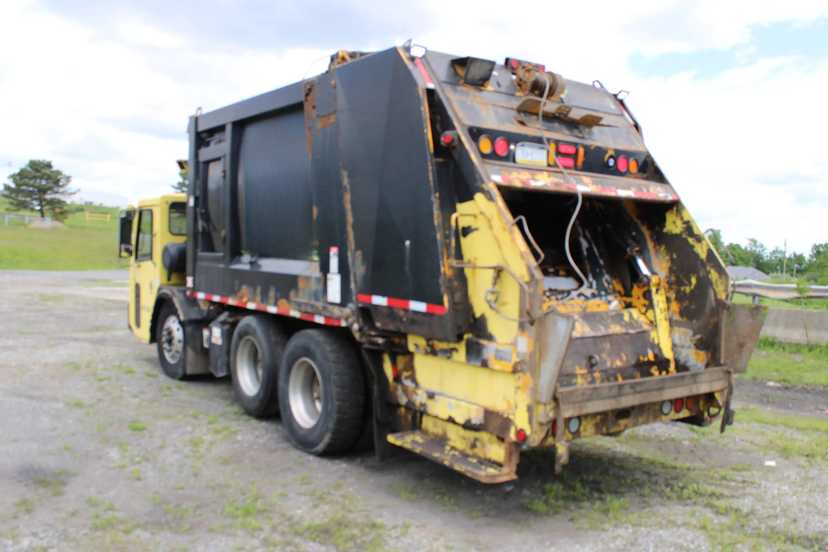 2010 CCC Heil Rear Loader — photo 7