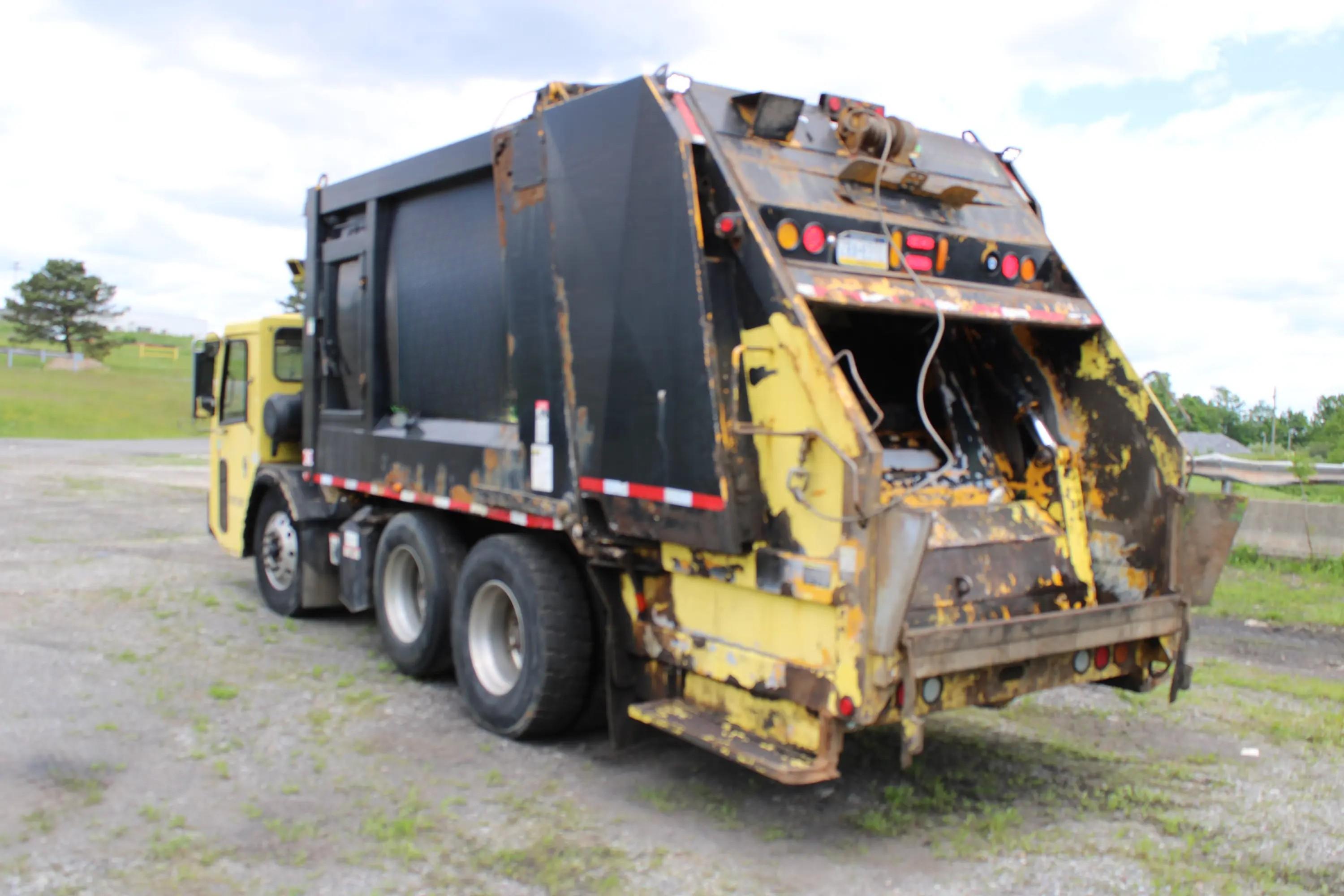 2010 CCC Heil Rear Loader - image 7