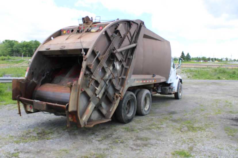 2005 Sterling McNeilus Rear Loader — photo 5