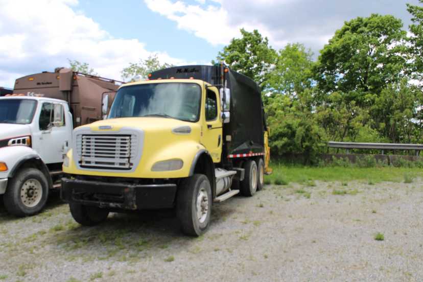 2007 Freightliner McNeilus Rear Loader — photo 4