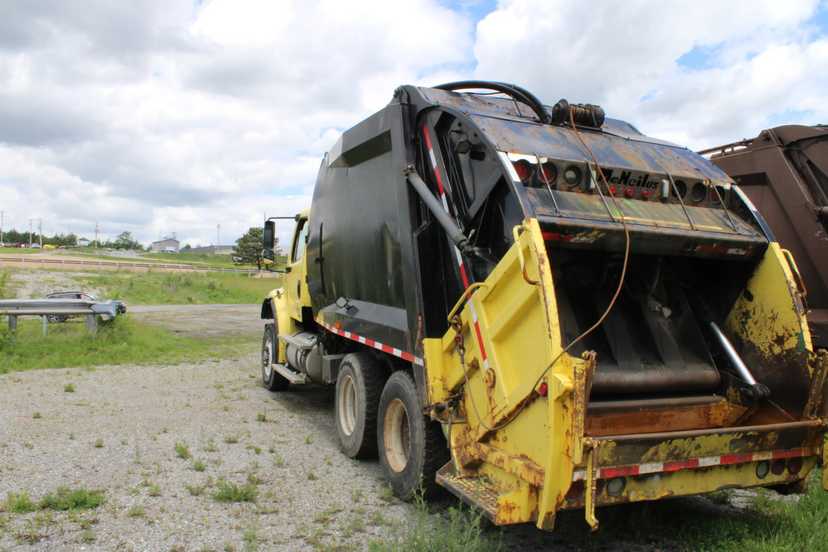 2007 Freightliner McNeilus Rear Loader — photo 8