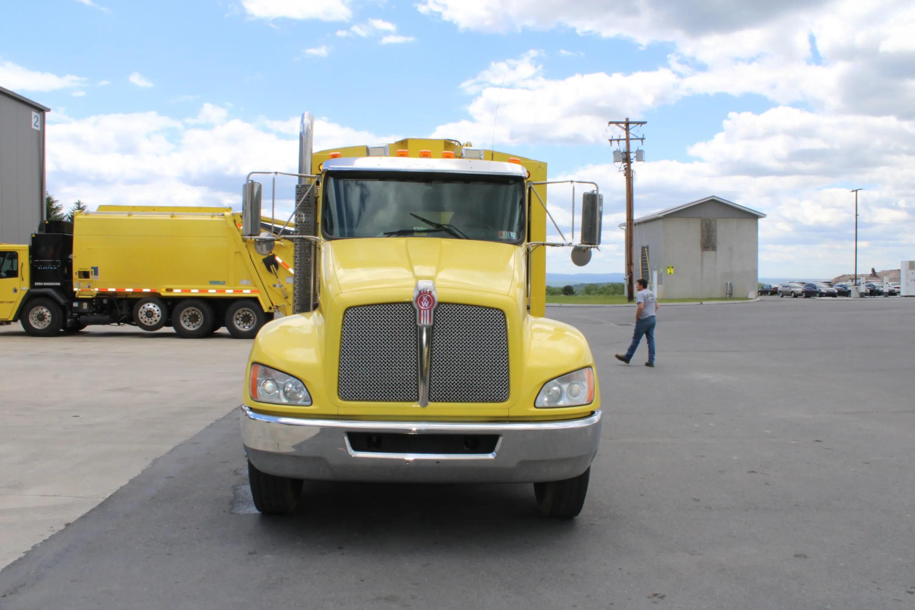 2018 Kenworth Pak-Mor Rear Loader - image 3