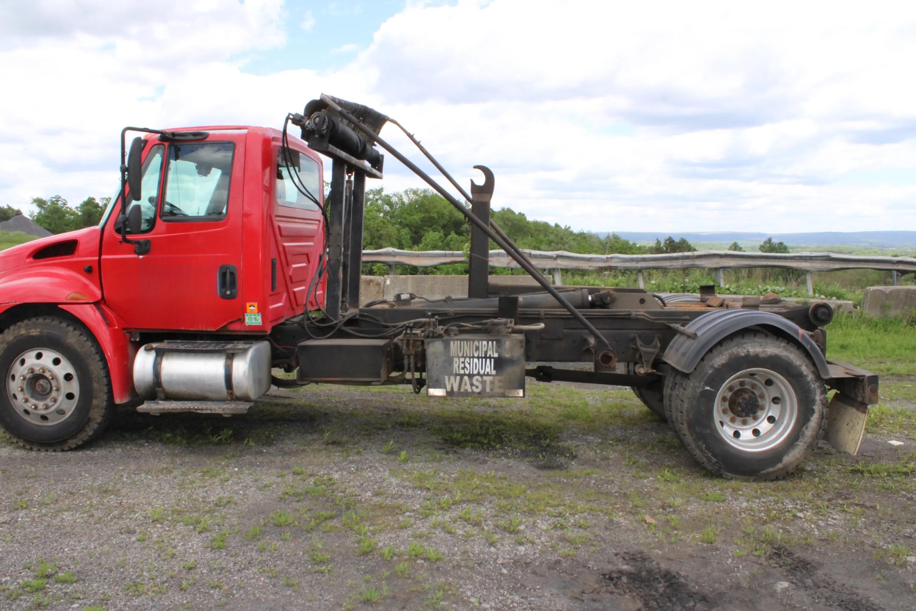 2004 International American Hooklift - image 7