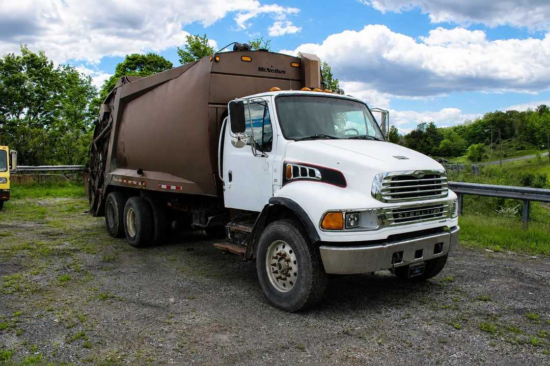 2005 Sterling McNeilus Rear Loader