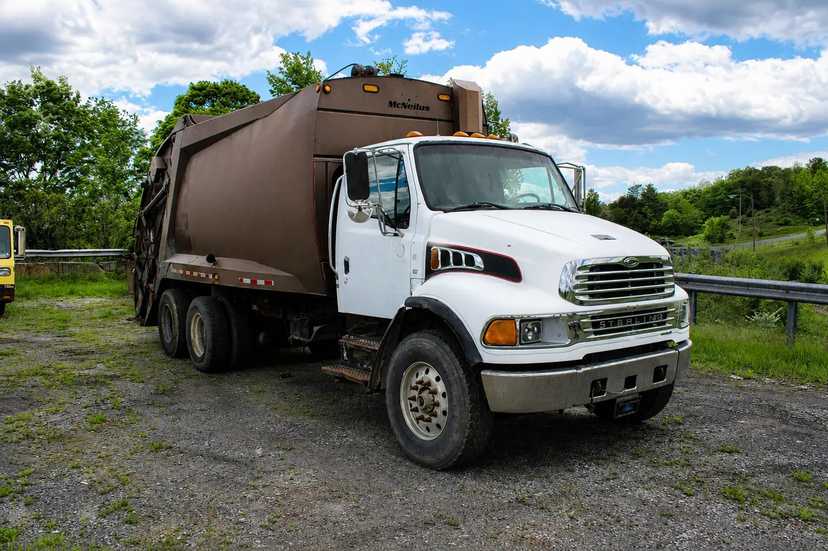 2005 Sterling McNeilus Rear Loader