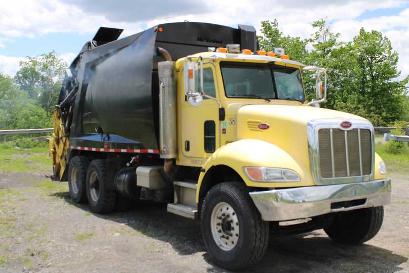 2008 Peterbilt McNeilus Rear Loader — photo 3