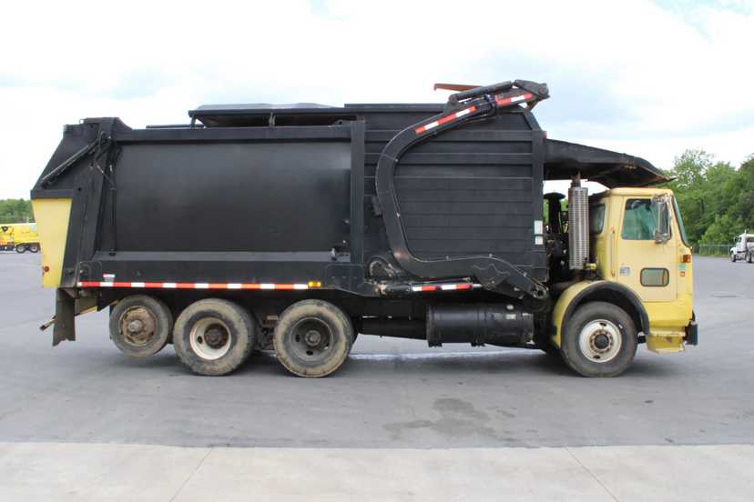 2006 Autocar Heil Front Loader — photo 4