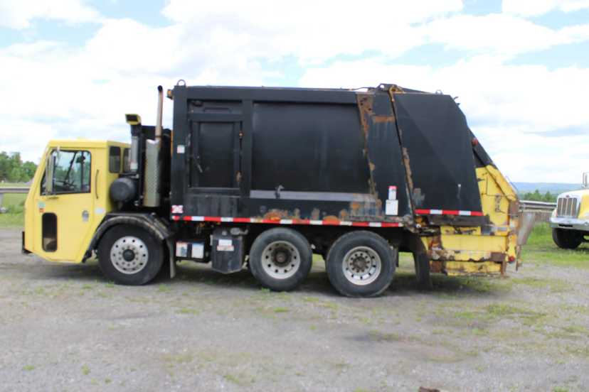 2010 CCC Heil Rear Loader — photo 8