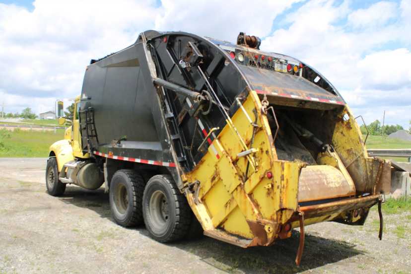 2008 Peterbilt McNeilus Rear Loader — photo 7