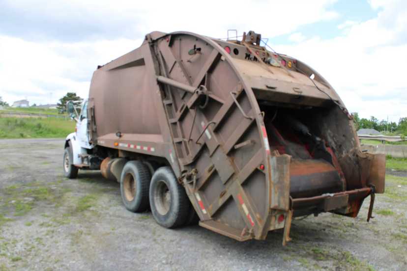 2005 Sterling McNeilus Rear Loader — photo 7