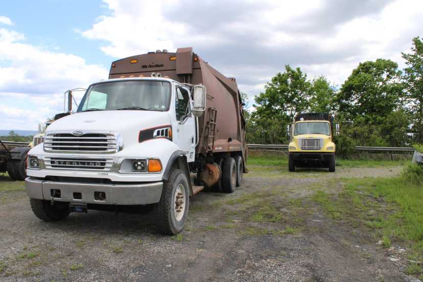2005 Sterling McNeilus Rear Loader — photo 2