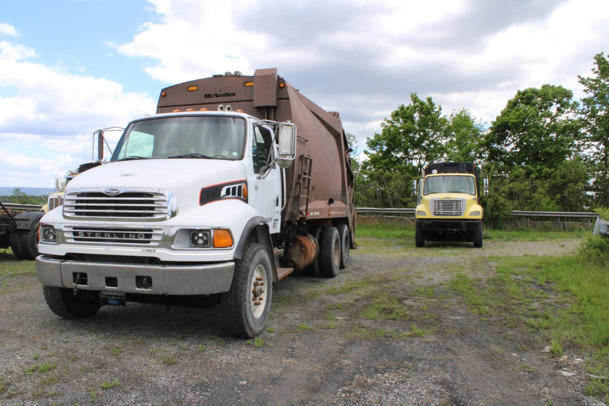 2005 Sterling McNeilus Rear Loader - image 2